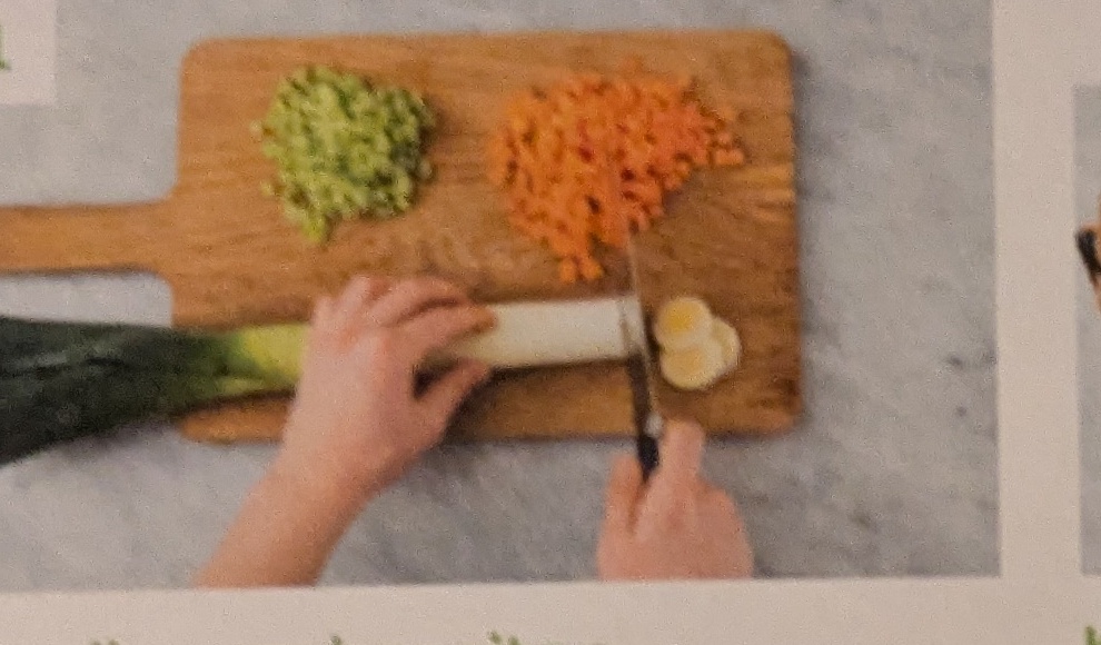 Step: Karotte schälen. Karotte und Selleriestange in...