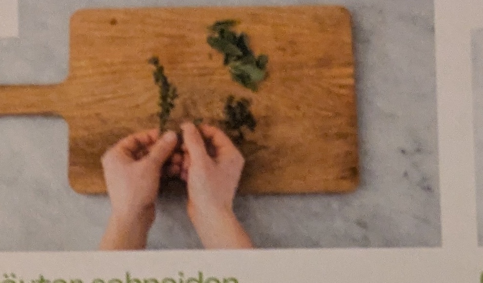 Step: Blätter vom Thymian abzupfen und grob hacken....