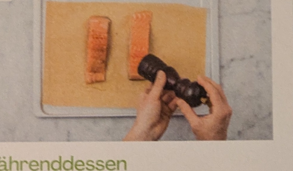 Step: Lachsfilets mit Salz, Pfeffer und 1 EL Öl würzen....