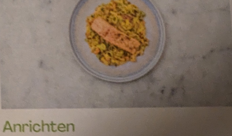 Step: Cremiges Porreegemüse auf Teller geben, Lachs...