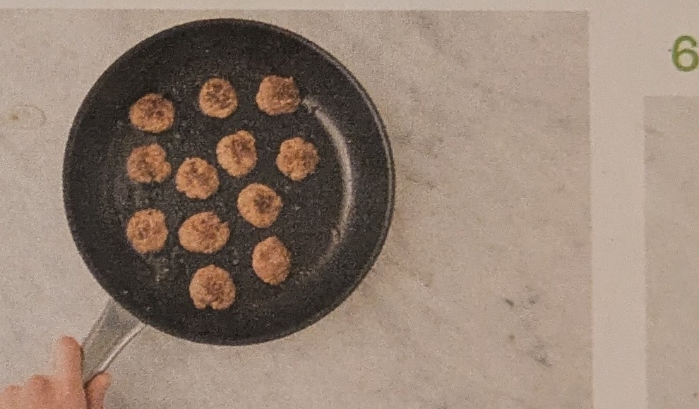 Step: In einer großen Pfanne mit mittlerer Stufe 1 EL (2...