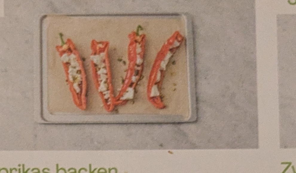 Step: Spitzpaprika halbieren, Kerne und Strunk...