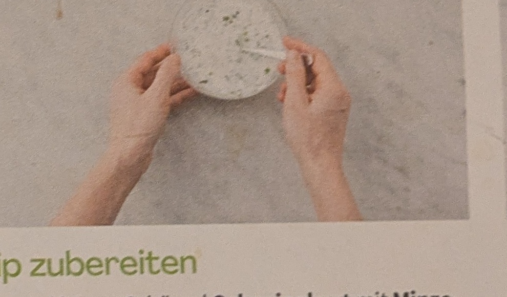 Step: In einer kleinen Schüssel Sahnejoghurt mit Minze...